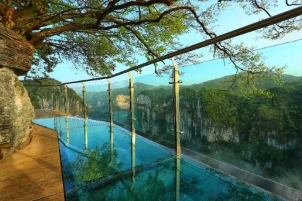 鳳凰古城、晚會(huì)、矮寨大橋、魔鬼玻璃棧道、墨戎苗寨汽車(chē)兩日游