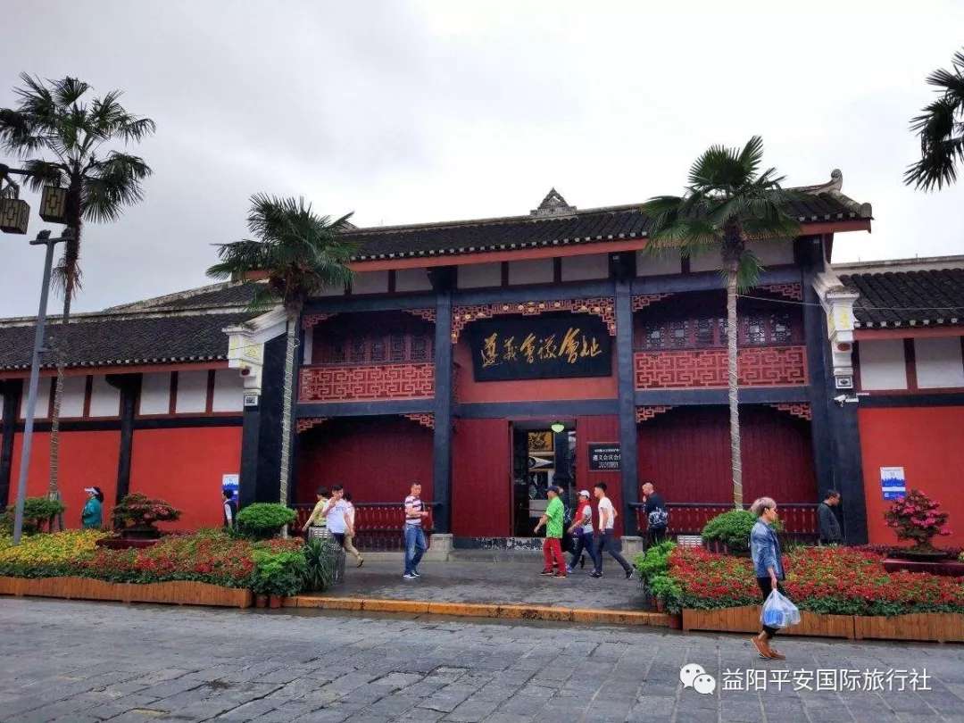 貴州黃果樹大瀑布、梵凈山、西江千戶苗寨、荔波大小七孔、鎮(zhèn)遠(yuǎn)古城遵義會(huì)議會(huì)址、息烽集中營(yíng)汽車七日游