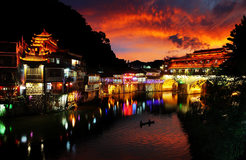 黃龍洞、天門仙山、夯吾苗寨、鳳凰古城“神秘湘西之旅” 品質(zhì)純玩2晚3日游D